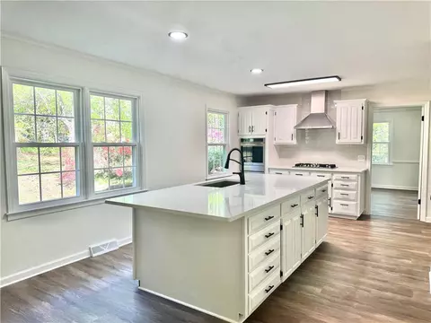 Kitchen - 102 Buckingham Ct, Easley, SC 29640 photo 5 of 6