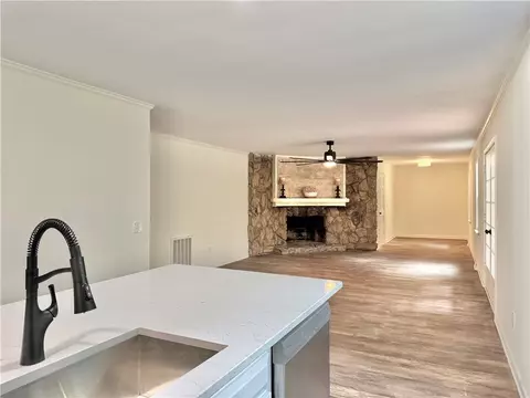 Living - 102 Buckingham Ct, Easley, SC 29640 photo 4 of 6