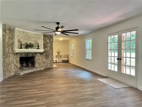 Living - 102 Buckingham Ct, Easley, SC 29640 photo 5 of 6