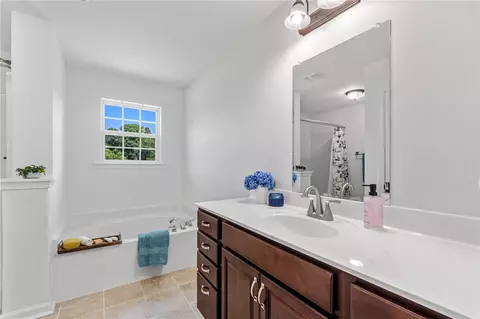 Bath - 955 Bramlett Rd, Laurens, SC 29360 photo 2 of 4