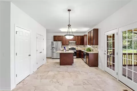 Entry Way - 955 Bramlett Rd, Laurens, SC 29360 photo 4 of 5
