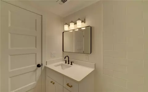 Bath - 340 Currahee Trl, Toccoa, GA 30577 photo 3 of 4