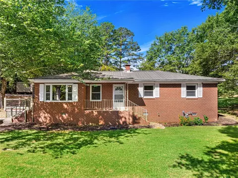 627 Doyle St, Westminster, SC 29693