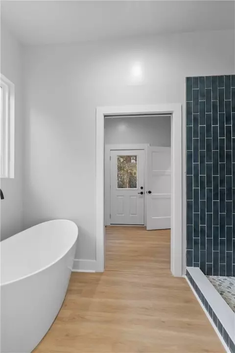 Bath - 106 Summersweet Ln, Seneca, SC 29672 photo 5 of 7