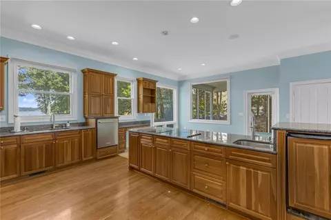 Kitchen - 716 Clearlake Pointe Pointe, Seneca, SC 29672 photo 2 of 2