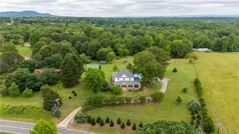 251 W Mcelhaney Rd, Taylors, SC 29687