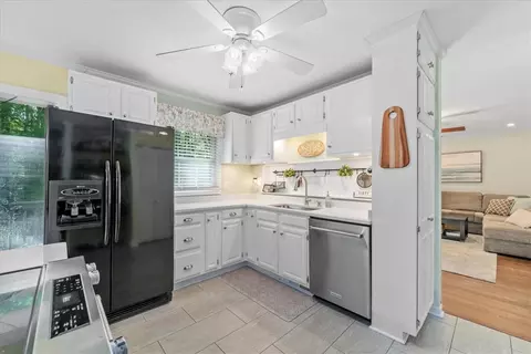 Kitchen - 319 Woodland Cir, Pendleton, SC 29670 photo 2 of 3