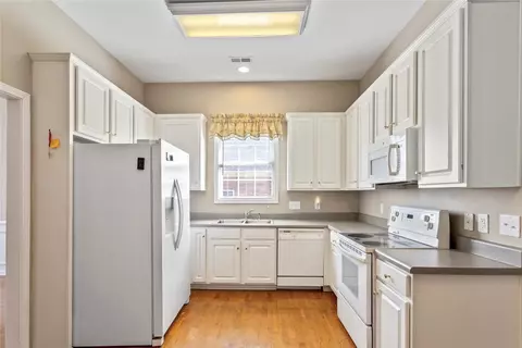 Kitchen - 202 Steepleton Way, Seneca, SC 29672 photo 2 of 2