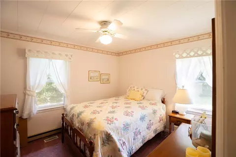 Bedroom - 925 Robinhood Dr, Walhalla, SC 29691 photo 2 of 3