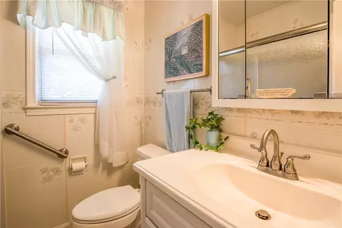 Bath - 925 Robinhood Dr, Walhalla, SC 29691 photo 1 of 1