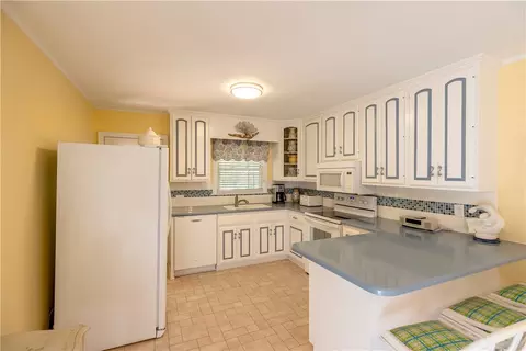 Kitchen - 925 Robinhood Dr, Walhalla, SC 29691 photo 1 of 2