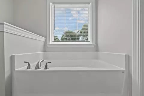 Bath - 101 Mountain View Ave, Greer, SC 29650 photo 2 of 3