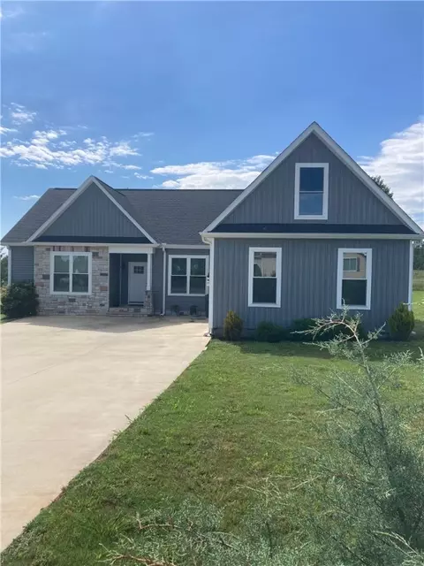 1902 Queen Dr, Walhalla, SC 29691