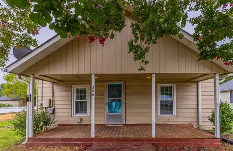 306 Poplar St, Greer, SC 29651