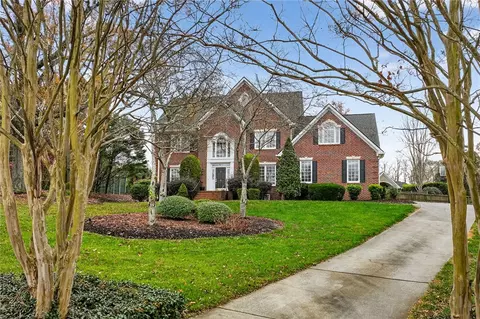 7 Hitchcock Ln, Greenville, SC 29615