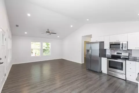Living - 118 Branch St, Walhalla, SC 29691 photo 4 of 4