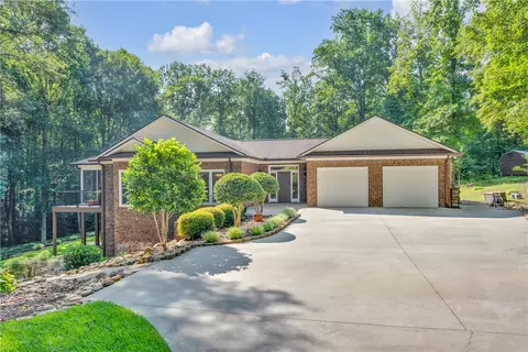 307 Fairway Dr, Pickens, SC 29671