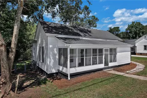 404 Hampton St, Iva, SC 29655