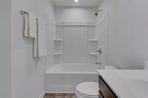Bath - 258 Brooklane Ct, Easley, SC 29642 photo 3 of 4