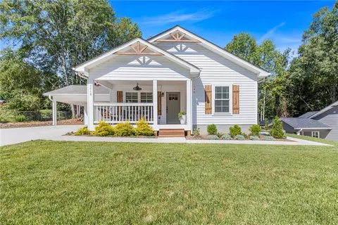 301 Shadybrook Dr #B, Walhalla, SC 29691