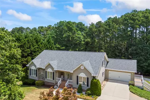 63 Lake Point Ln, Hartwell, GA 30643
