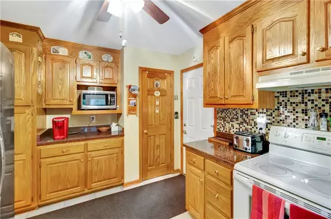 Kitchen - 5 Sitton Cir, Easley, SC 29642 photo 3 of 4