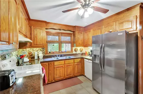 Kitchen - 5 Sitton Cir, Easley, SC 29642 photo 2 of 4