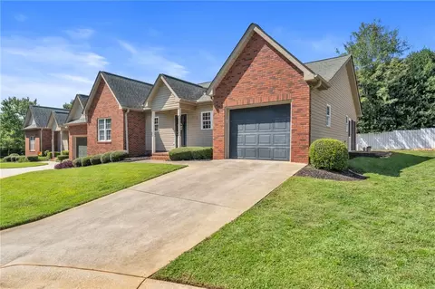 Exterior - 124 Pinnacle Ln #B, Easley, SC 29642 photo 2 of 6