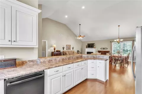 Kitchen - 124 Pinnacle Ln #B, Easley, SC 29642 photo 3 of 4