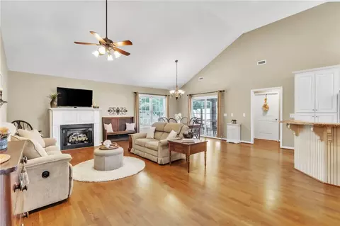 Living - 124 Pinnacle Ln #B, Easley, SC 29642 photo 2 of 3