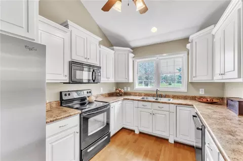 Kitchen - 124 Pinnacle Ln #B, Easley, SC 29642 photo 2 of 4