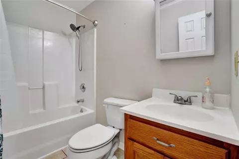 Bath - 547 Crest Dr, Easley, SC 29640 photo 3 of 4