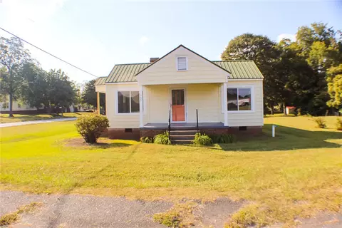 300 Betsy St, Iva, SC 29655
