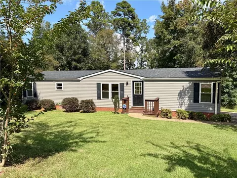 101 Meadowood Dr, Seneca, SC 29678