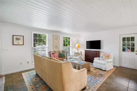 Living - 707 Windsor Dr, Anderson, SC 29621 photo 3 of 9
