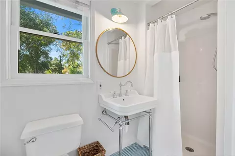 Bath - 707 Windsor Dr, Anderson, SC 29621 photo 2 of 3