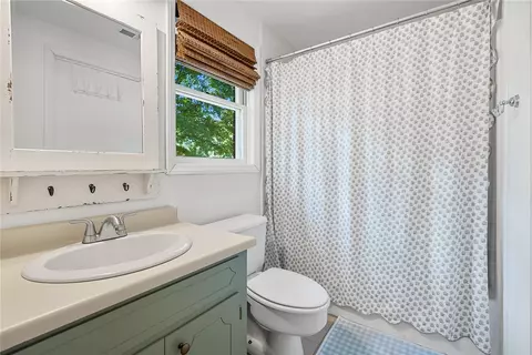 Bath - 707 Windsor Dr, Anderson, SC 29621 photo 3 of 3