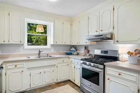 Kitchen - 707 Windsor Dr, Anderson, SC 29621 photo 3 of 4