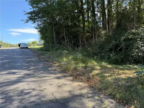 305 Creek Dr, Seneca, SC 29678 photo 3