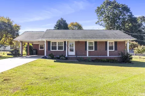 734 Tanglewood Dr, Seneca, SC 29672