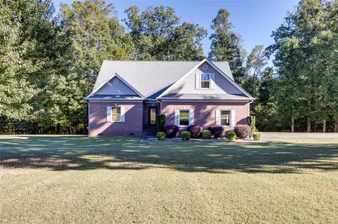 110 Valley Dr, Townville, SC 29689