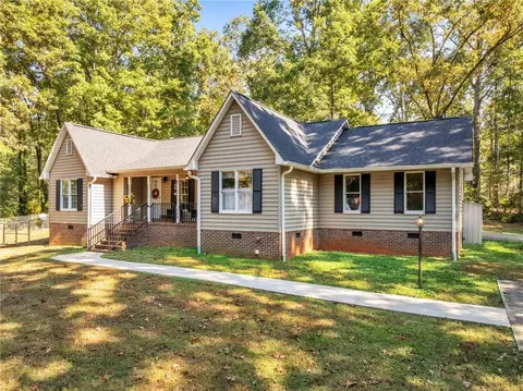 126 Edinburg Rd, Pickens, SC 29671