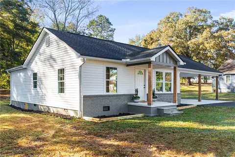 107 Wood St, Westminster, SC 29693