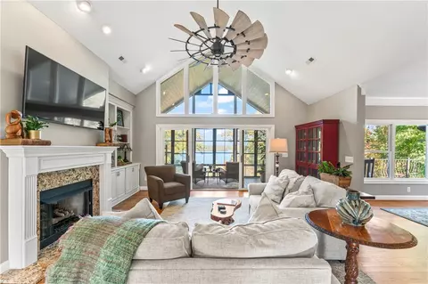 Living - 304 Falling Leaf Ct, Seneca, SC 29672 photo 1 of 2