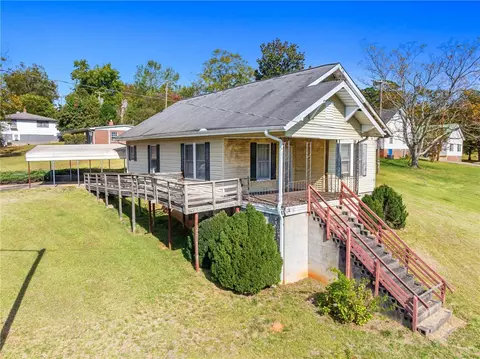 Exterior - 208 Branch St, Walhalla, SC 29691 photo 2 of 4