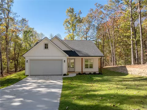 106 Cub Ct, Westminster, SC 29693