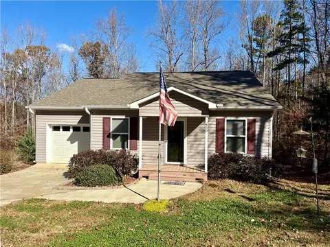 450 Cedar Tree Dr, Walhalla, SC 29691