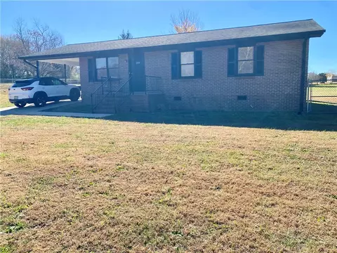 209 Bluefield Rd, Starr, SC 29684 photo 2