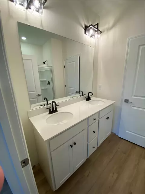 Bath - 5 Halsey St, Central, SC 29630 photo 2 of 4
