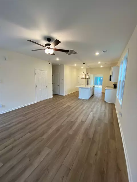 Living - 5 Halsey St, Central, SC 29630 photo 2 of 2